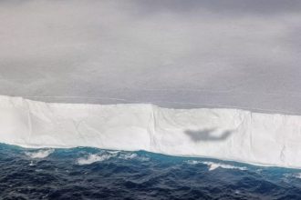 Λιώνει το άλλοτε μεγαλύτερο παγόβουνο του κόσμου – Ταξιδεύει 45 χρόνια