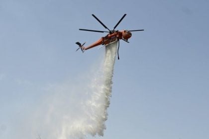 Πάτρα: Εναέρια μέσα συνεχίζουν ρίψεις στο Παναχαϊκό