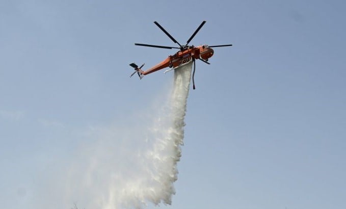 Πάτρα: Εναέρια μέσα συνεχίζουν ρίψεις στο Παναχαϊκό