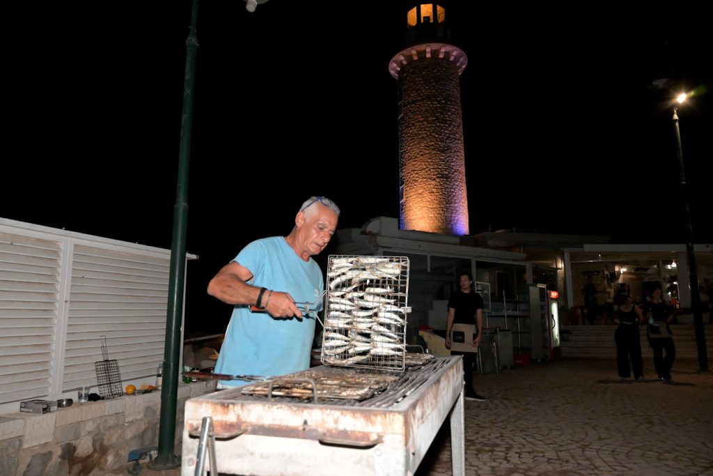 Η γιορτή της σαρδέλας γέμισε τον Φάρο της Πάτρας (ΦΩΤΟ)