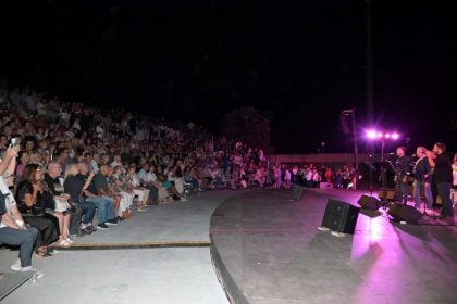 Πλήθος κόσμου απόλαυσε την συναυλία - αφιέρωμα στον Διονύση Σαββόπουλο και τραγούδησε μαζί με τους καλλιτέχνες τα τραγούδια του