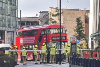 Διώροφο λεωφορείο παρέσυρε πεζούς στο Λονδίνο – Αναφορές για πολλούς τραυματίες