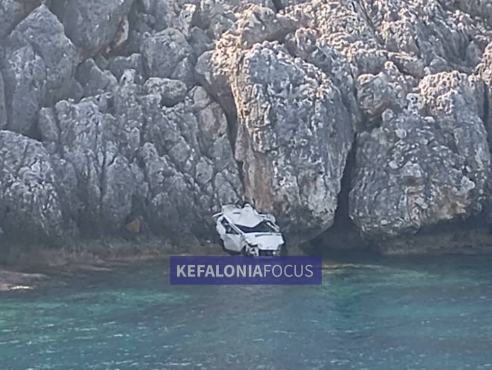 Τραγωδία στην Κεφαλονιά: Βουτιά θανάτου για 23χρονο που έπεσε με το ΙΧ από γκρεμό στην θάλασσα ΦΩΤΟ