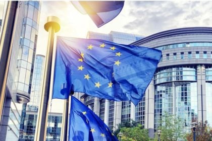 Κομισιόν για νέους δασμούς Τραμπ: «Το ανώτατο όριο 15% για τις εξαγωγές της ΕΕ αποτελεί εγγύηση» 