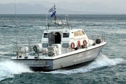 Στιγμές αγωνίας για τουρίστες, όταν το σκάφος "έμπασε" νερά