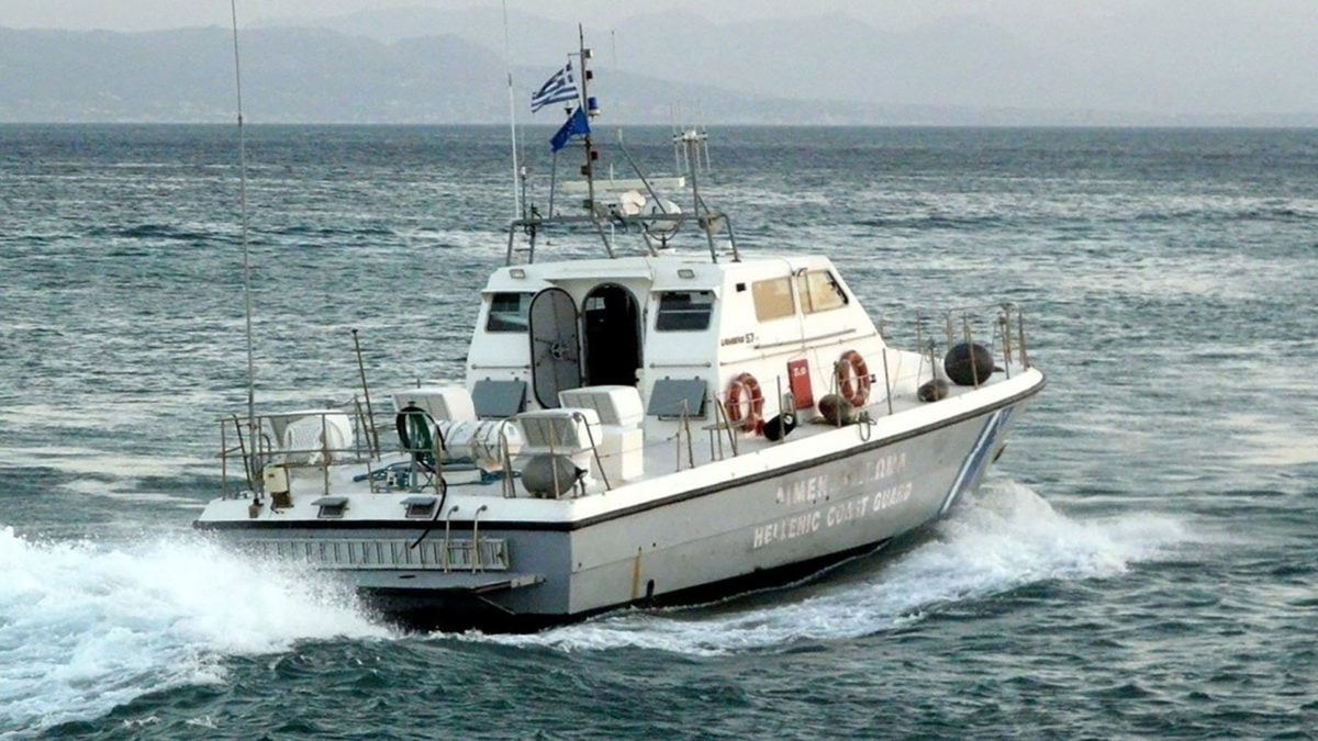 Στιγμές αγωνίας για τουρίστες, όταν το σκάφος "έμπασε" νερά