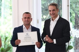 Κυριάκος Μητσοτάκης: Τίμησε με πολιτογράφηση τον ήρωα που είχε βουτήξει στον Άραχθο για να σώσει τα δύο παιδιά