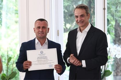 Κυριάκος Μητσοτάκης: Τίμησε με πολιτογράφηση τον ήρωα που είχε βουτήξει στον Άραχθο για να σώσει τα δύο παιδιά