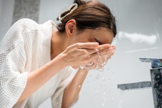 Πρέπει να κάνεις πάντα double cleansing;