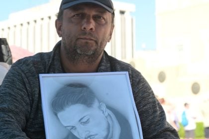 Συγκεντρώσεις συμπαράστασης στον Πάνο Ρούτσι, που κάνει απεργία πείνας στο Σύνταγμα