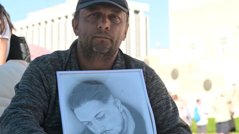 Συγκεντρώσεις συμπαράστασης στον Πάνο Ρούτσι, που κάνει απεργία πείνας στο Σύνταγμα