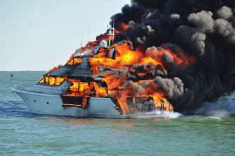 Λευκάδα: Φωτιά σε σκάφος που βυθίστηκε