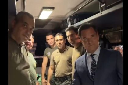 Γιατί ο Άδωνις πήγε στους άνδρες των ΜΑΤ ΒΙΝΤΕΟ