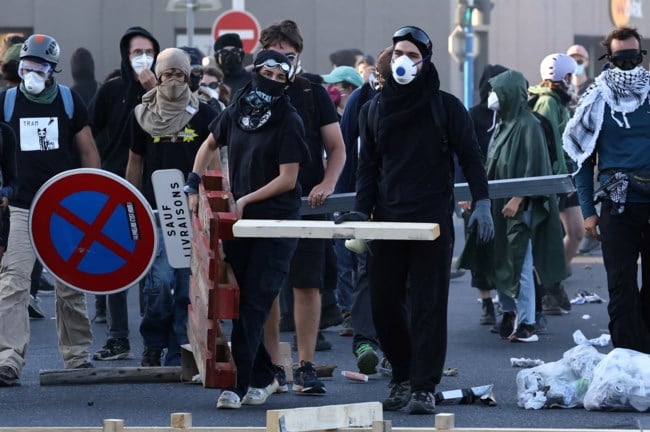 Αναβρασμός στη Γαλλία με μαζικούς αποκλεισμούς, επεισόδια και εκατοντάδες συλλήψεις (ΦΩΤΟ-ΒΙΝΤΕΟ)