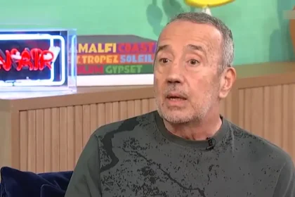 Άγγελος Πυριόχος: «Η Αλίκη Βουγιουκλάκη ήθελε να γράψουμε ένα μιούζικαλ για τη ζωή της»