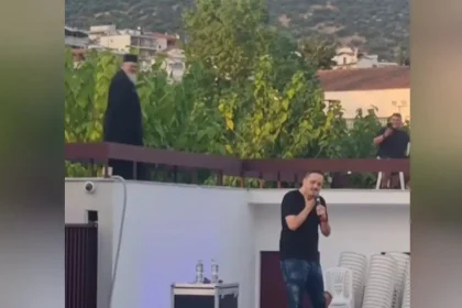 Αλέξανδρος Τσουβέλας: Viral η παράστασή του στην Στυλίδα – Τραγούδησε σε παππά το soundtrack του «Ιησού από τη Ναζαρέτ»