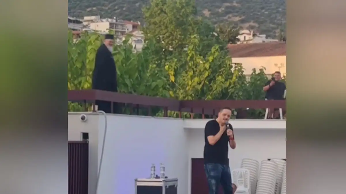 Αλέξανδρος Τσουβέλας: Viral η παράστασή του στην Στυλίδα – Τραγούδησε σε παππά το soundtrack του «Ιησού από τη Ναζαρέτ»