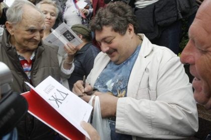 Ρωσία: Οι αρχές συμπεριέλαβαν τον διάσημο συγγραφέα Ντμίτρι Μπίκοφ στο μητρώο «τρομοκρατών και εξτρεμιστών»