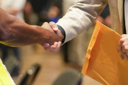 ΗΠΑ: Οι θέσεις εργασίας που δημιουργήθηκαν το οικονομικό έτος 2024-25 ήταν οι μισές απ’ όσο είχε υπολογιστεί αρχικά