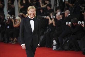 Ο Τζέσι Πλέμονς και ο Κόουλ Εσκόλα στη νέα κωμωδία της Α24 «Jonty»