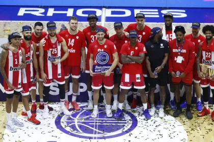 Ο Ολυμπιακός «λύγισε» με 92-83 τον Προμηθέα Πάτρας - Δείτε ΦΩΤΟ από την απονομή του Super Cup στους Πειραιώτες