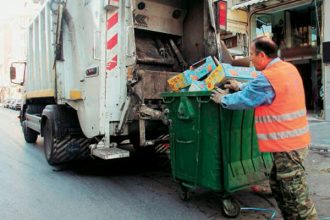Πάτρα: Εργαζόμενος απορριμματοφόρου βρήκε όπλο σε κάδο