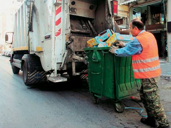 Πάτρα: Εργαζόμενος απορριμματοφόρου βρήκε όπλο σε κάδο
