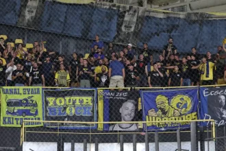 Οπαδοί του Άρη σκαρφάλωσαν στα κάγκελα για να κεράσουν μπύρες τους οπαδούς του Παναιτωλικού στο «Κλ. Βικελίδης»