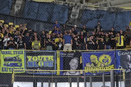 Οπαδοί του Άρη σκαρφάλωσαν στα κάγκελα για να κεράσουν μπύρες τους οπαδούς του Παναιτωλικού στο «Κλ. Βικελίδης»