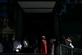 Τζόρτζιο Αρμάνι: Το Μιλάνο πενθεί για την απώλεια του «βασιλιά» του – Χιλιάδες άνθρωποι στο λαϊκό προσκύνημα