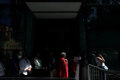 Τζόρτζιο Αρμάνι: Το Μιλάνο πενθεί για την απώλεια του «βασιλιά» του – Χιλιάδες άνθρωποι στο λαϊκό προσκύνημα
