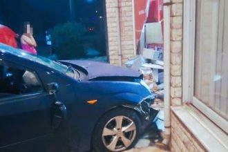 Τροχαίο στο Μεσολόγγι: Αυτοκίνητο «καρφώθηκε» σε κατάστημα – Ο οδηγός εγκατέλειψε το σημείο (ΦΩΤΟ)