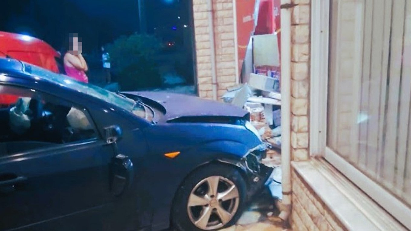 Τροχαίο στο Μεσολόγγι: Αυτοκίνητο «καρφώθηκε» σε κατάστημα – Ο οδηγός εγκατέλειψε το σημείο (ΦΩΤΟ)