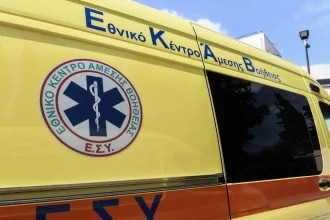 Αίγινα: Μετέφεραν με ράσο παπά αντί φορείου τραυματισμένη γυναίκα – Για ακόμη μια φορά δεν υπήρχε οδηγός ασθενοφόρου