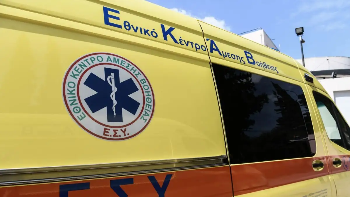 Αίγινα: Μετέφεραν με ράσο παπά αντί φορείου τραυματισμένη γυναίκα – Για ακόμη μια φορά δεν υπήρχε οδηγός ασθενοφόρου