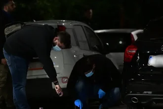 Πυροβολισμοί στο Παγκράτι: Άνδρας βρέθηκε με τραύμα στην κοιλιά και αιμόφυρτος σε είσοδο πολυκατοικίας