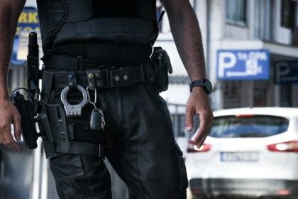 Πάτρα: Ο πιτσιρικάς κυκλοφορούσε με χασίς - Συνελήφθη και η μητέρα του