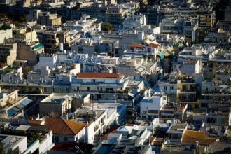 Κοινωνική αντιπαροχή: Πώς θα βρεθούν τα σπίτια, ποιοι θα είναι δικαιούχοι, πότε θα διατεθούν