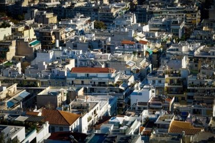 Κοινωνική αντιπαροχή: Πώς θα βρεθούν τα σπίτια, ποιοι θα είναι δικαιούχοι, πότε θα διατεθούν