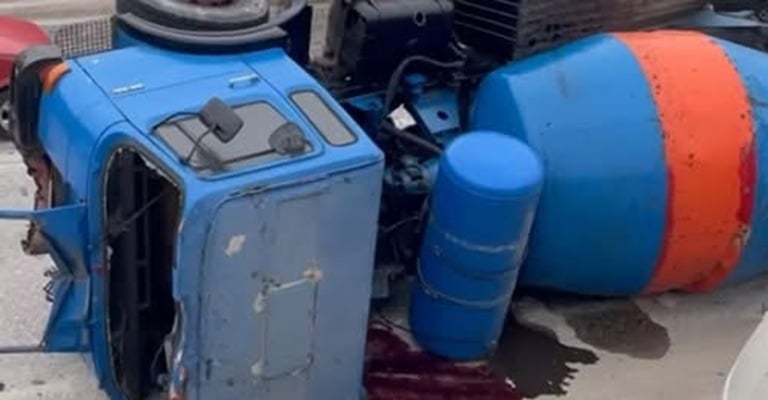 Πάτρα: Μπετονιέρα έπεσε από γέφυρα στο Βασιλικό