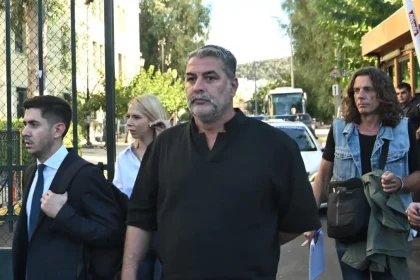 «Δεν μου είπε ποτέ ότι ο Βασίλης Μπισμπίκης παρέσυρε 3 αυτοκίνητα και ότι μάζεψε δέντρα και μάντρες» λέει ο αστυνομικός που μίλησε με τη συνεργάτιδα του