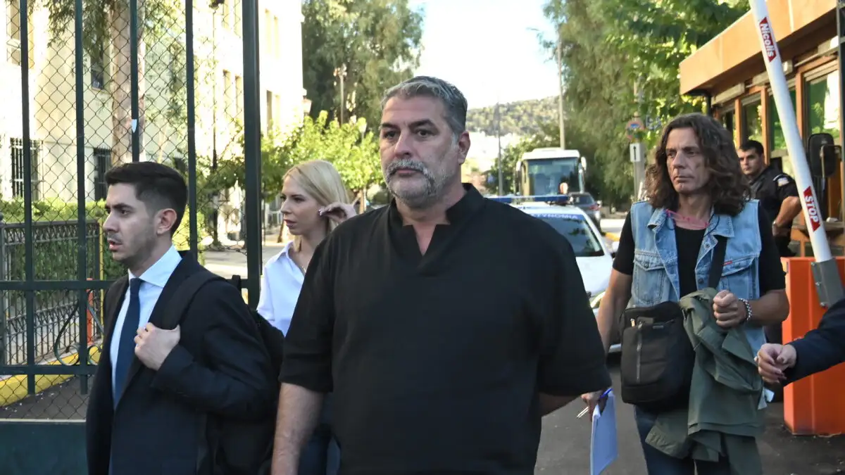 «Δεν μου είπε ποτέ ότι ο Βασίλης Μπισμπίκης παρέσυρε 3 αυτοκίνητα και ότι μάζεψε δέντρα και μάντρες» λέει ο αστυνομικός που μίλησε με τη συνεργάτιδα του