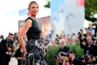 Βενετία 2025: Η Κέιτ Μπλάνσετ στο κόκκινο χαλί του «Father Mother Sister Brother»