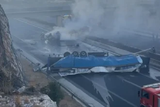 Ανατροπή νταλίκας στην Αθηνών – Κορίνθου στα Μέγαρα – Το όχημα τυλίχθηκε στις φλόγες ΒΙΝΤΕΟ