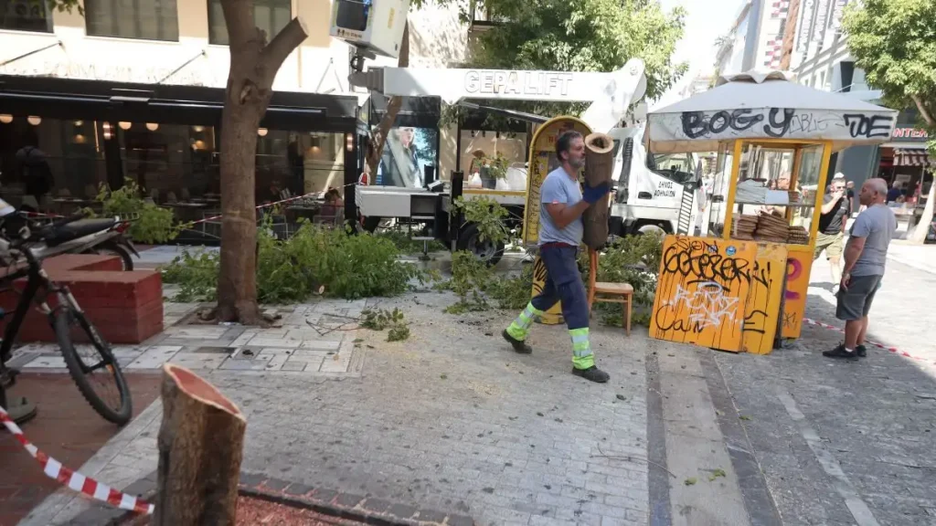 Δύο τραυματίες από πτώση δέντρου στο κέντρο της Αθήνας - Απίστευτες εικόνες