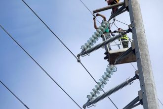 Στο σκοτάδι η πλατεία της Αγίας Τριάδος Ψαθοπύργου -Διακοπή ρεύματος από τον ΔΕΔΔΗΕ μετά από αίτημα της τοπικής κοινότητας