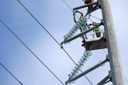Στο σκοτάδι η πλατεία της Αγίας Τριάδος Ψαθοπύργου μετά τη διακοπή ρεύματος από τον ΔΕΔΔΗΕ