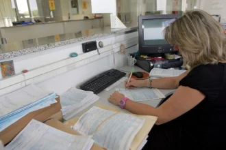 Πώς θα αυξηθούν οι μισθοί στο δημόσιο: Ποιοι θα πάρουν περισσότερα - Αναλυτικά παραδείγματα