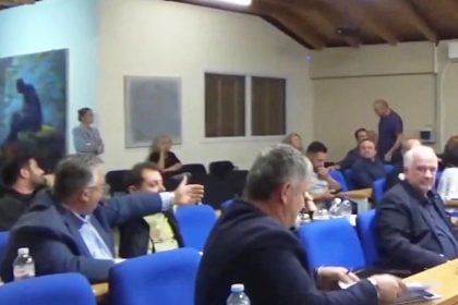 Γαλλικά... στο δημοτικό συμβούλιο Μεσολογγίου: «Θα κυκλοφορείς στον δρόμο με φουστίτσα» (ΒΙΝΤΕΟ)