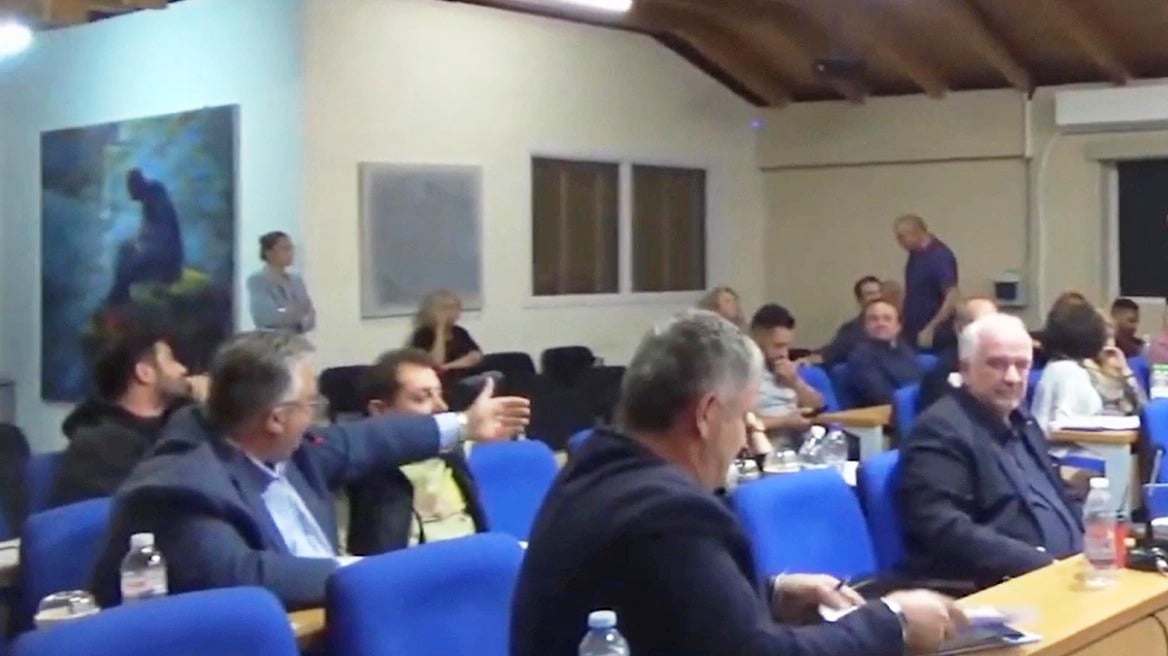 Γαλλικά... στο δημοτικό συμβούλιο Μεσολογγίου: «Θα κυκλοφορείς στον δρόμο με φουστίτσα» (ΒΙΝΤΕΟ)